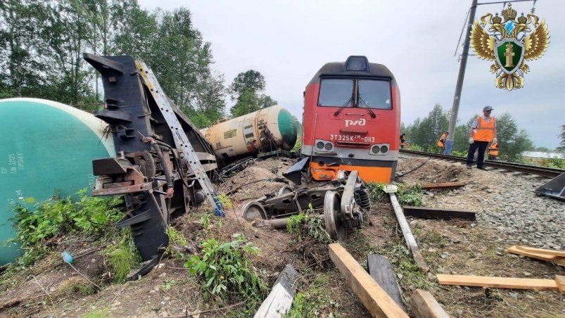 Локомотив и грузовой поезд столкнулись в Хабаровском крае