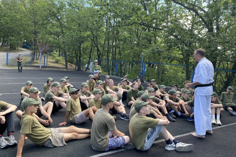 Пример для юных героев: в летнем лагере Хабаровска прошел мастер-класс по киокусинкай