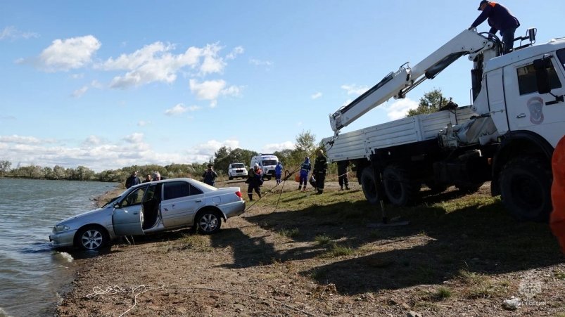 Спасатели МЧС эвакуировали из озера в Хабаровском районе утонувший автомобиль