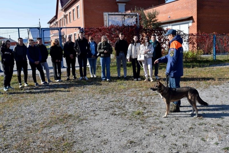 Урок безопасности и экскурсию для студентов провели сотрудники МЧС в Хабаровске