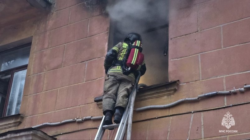 Пять человек спасли при пожаре в 3-этажном доме в Хабаровске