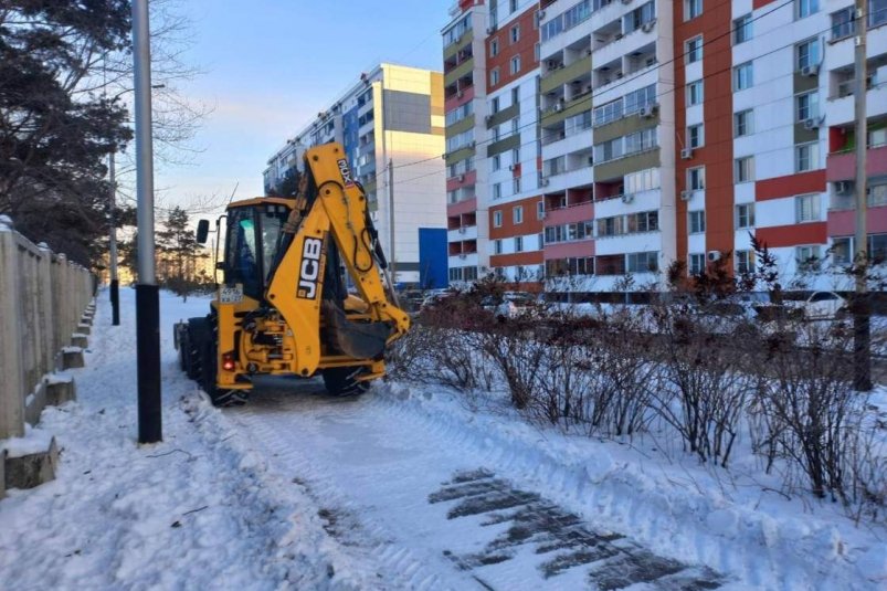 Дороги и тротуары Хабаровска освобождают от ледяных оков