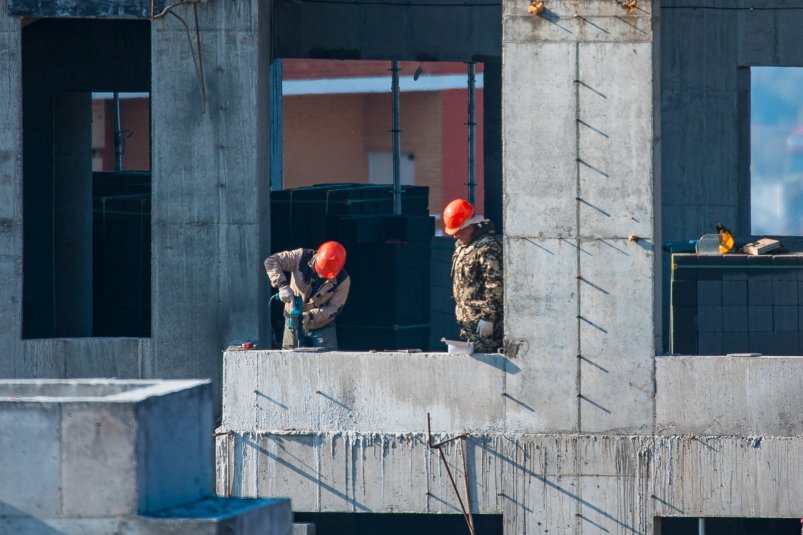 В курьеры со стройки не пустят: трудовым мигрантам запретят менять место работы