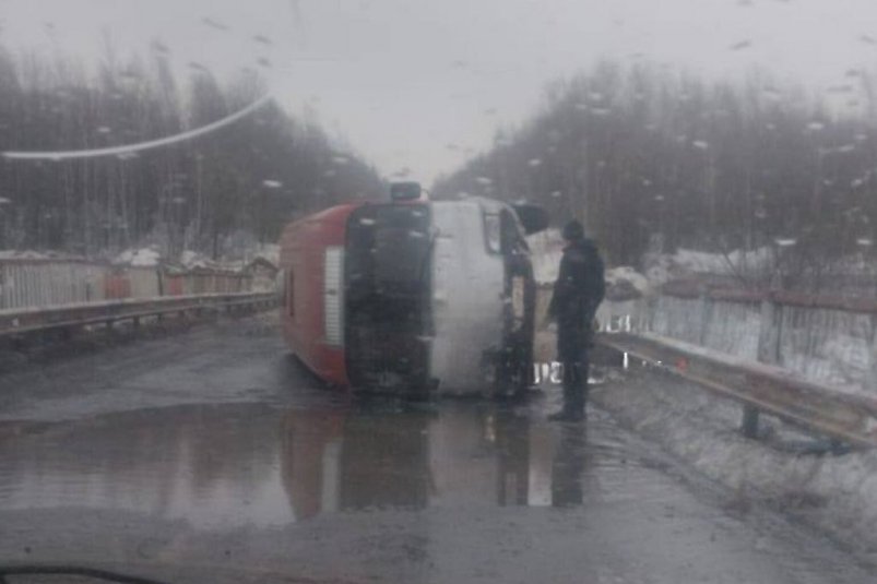 Маршрутный автобус перевернулся в Хабаровском крае