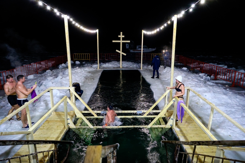 Станет хуже: кому нельзя купаться в проруби на Крещение