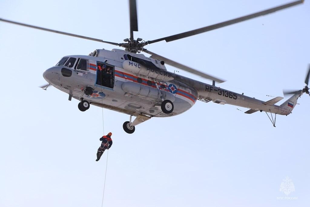 Спасатели МЧС оттачивают прыжки с парашютом под Хабаровском — ФОТОРЕПОРТАЖ