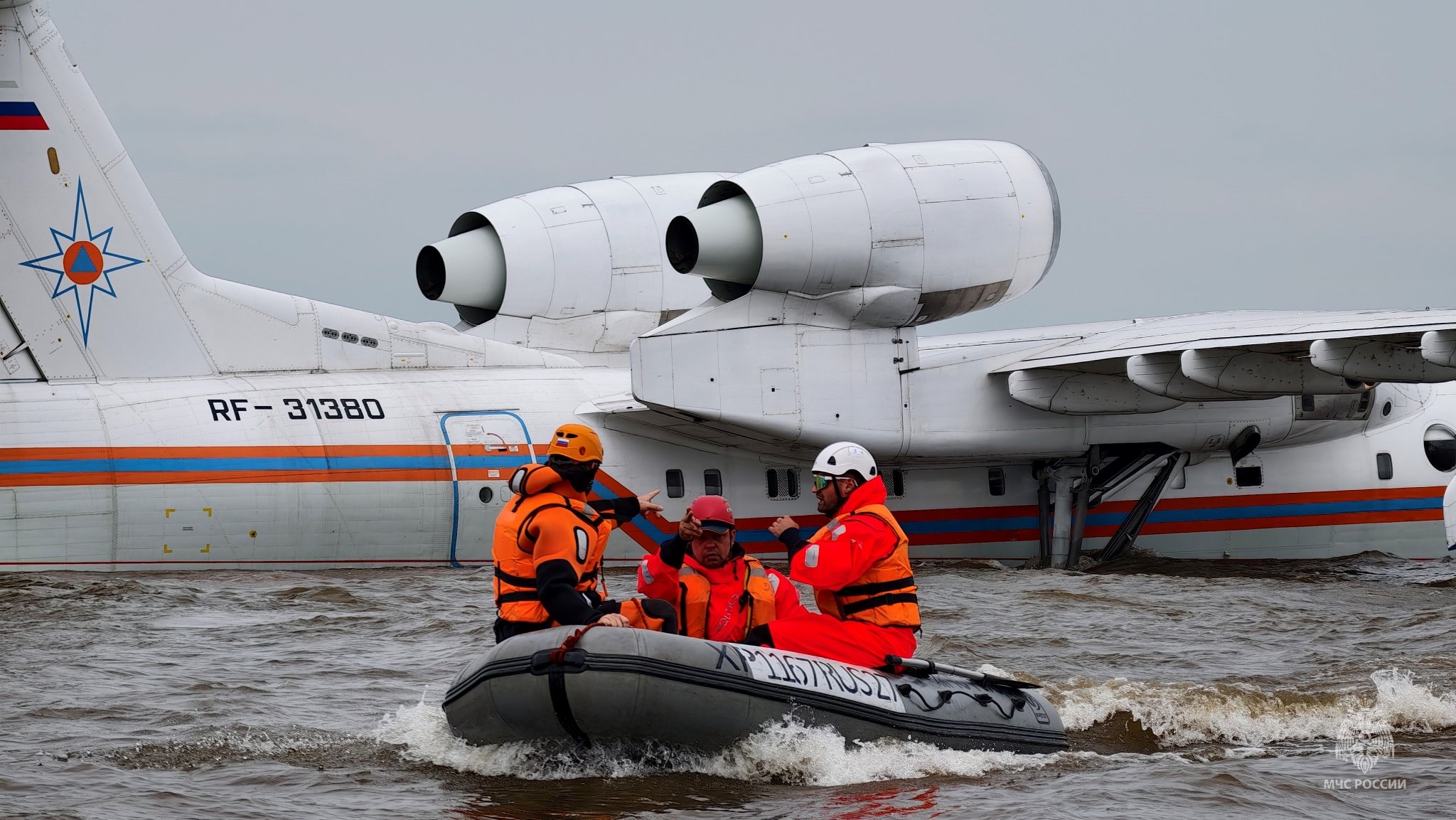 Амур стал полигоном для хабаровских спасателей и самолета-амфибии Бе-200 Предоставлено пресс-службой ГУ МЧС России по Хабаровскому краю