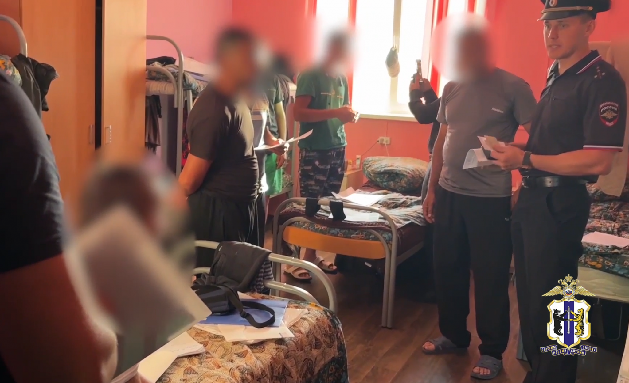 Сотрудники полиции в ходе рейдов выявили нарушения миграционного законодательства Скриншот с видео УМВД России по Хабаровскому краю