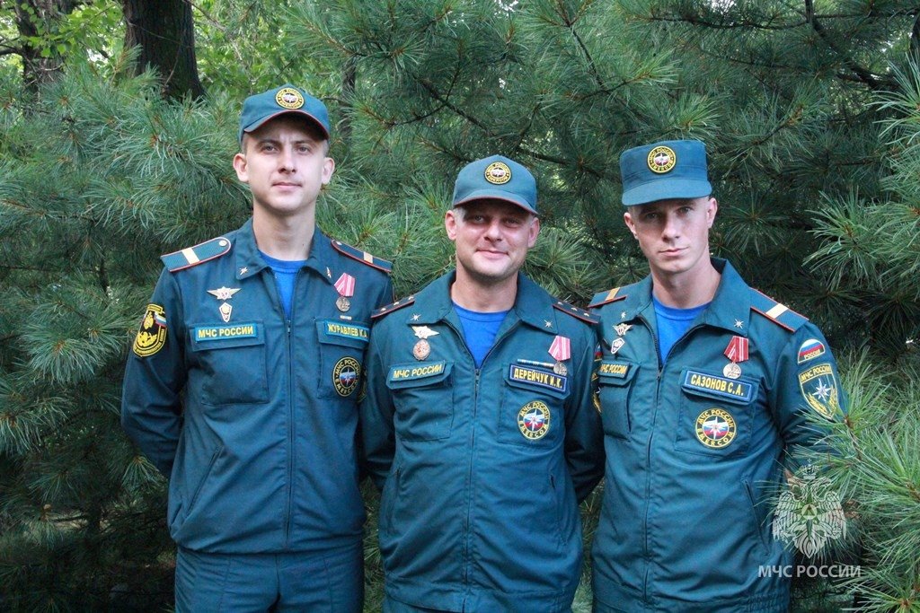 Три медали за спасение на пожаре получили хабаровские огнеборцы Предоставлено пресс-службой ГУ МЧС России по Хабаровскому краю