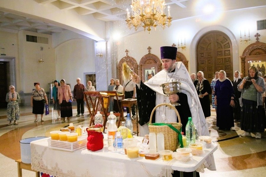 В храмах Хабаровска освятили мед нового урожая Официальный портал  Приамурской митрополии