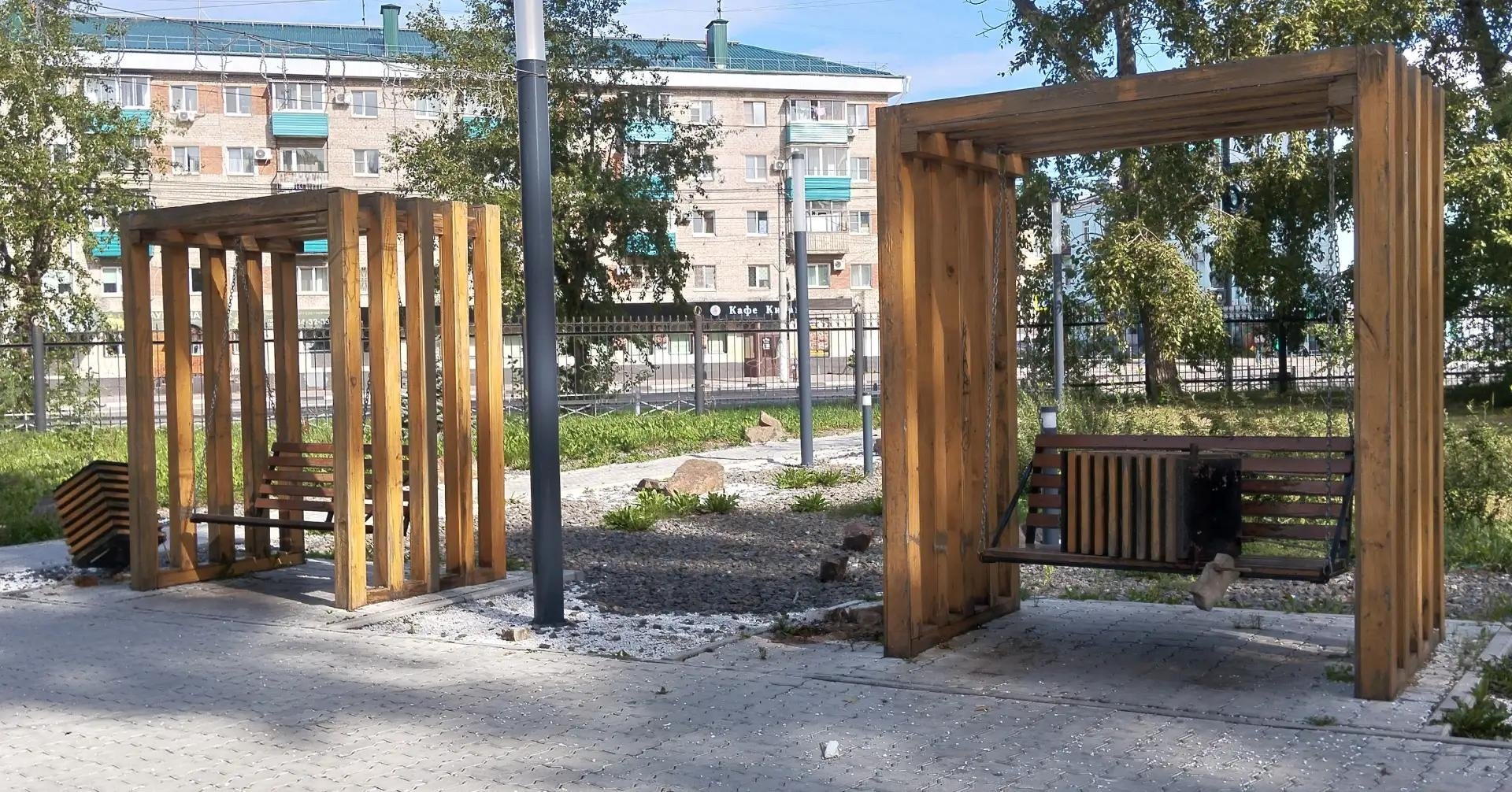 В Комсомольске-на-Амуре вандалы вывернули урны и мусор на качели МАХ КнАГУ