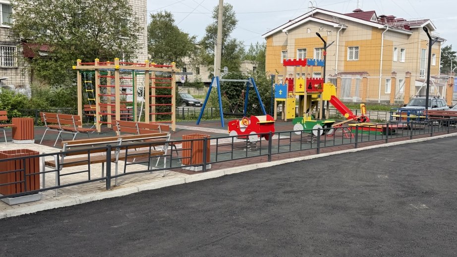 Ещё один двор по федеральной программе благоустроили в Чегдомыне Пресс-служба министерства жилищно-коммунального хозяйства Хабаровского края