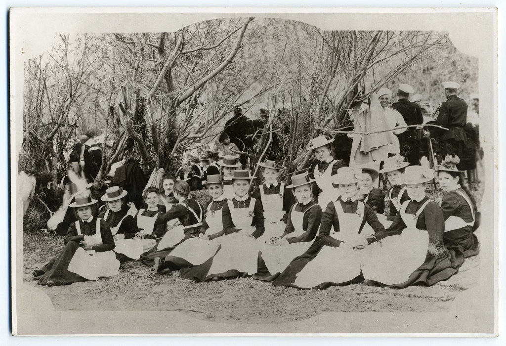 Ученицы 7 класса женской гимназии на левом берегу Амура. Хабаровск, 1900 г.