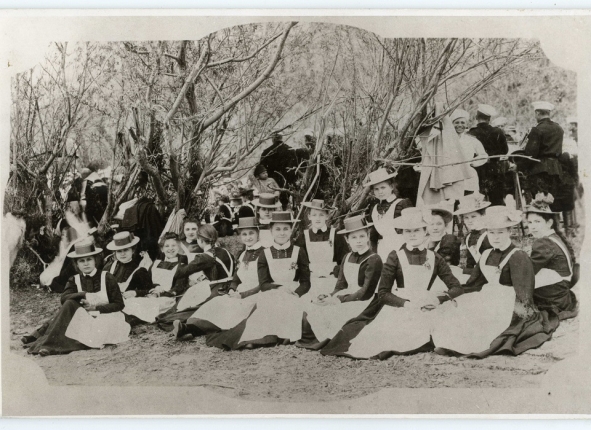 Ученицы 7 класса женской гимназии на левом берегу Амура. Хабаровск, 1900 г.